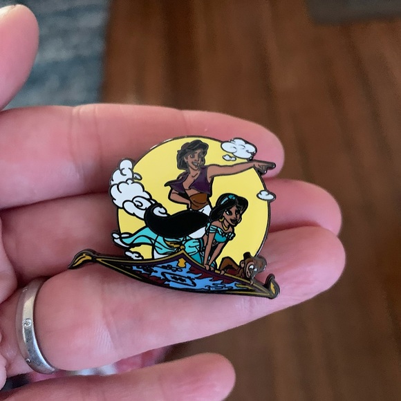 Disney Aladdin & Jasmine Magic Carpet Ride pin - Picture 1 of 3